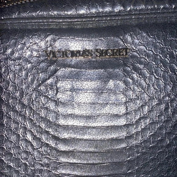 ⭐️HP⭐️Victoria’s Secret fashion metallic Silver snake skin chain crossb… - Picture 6 of 15